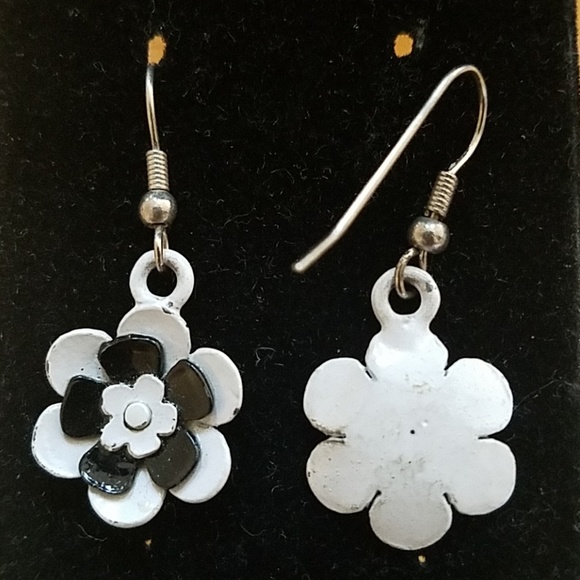 Vintage 2-Dimensional Enamel Flower Black and White Earlobe Dangle Earrings - Picture 4 of 4